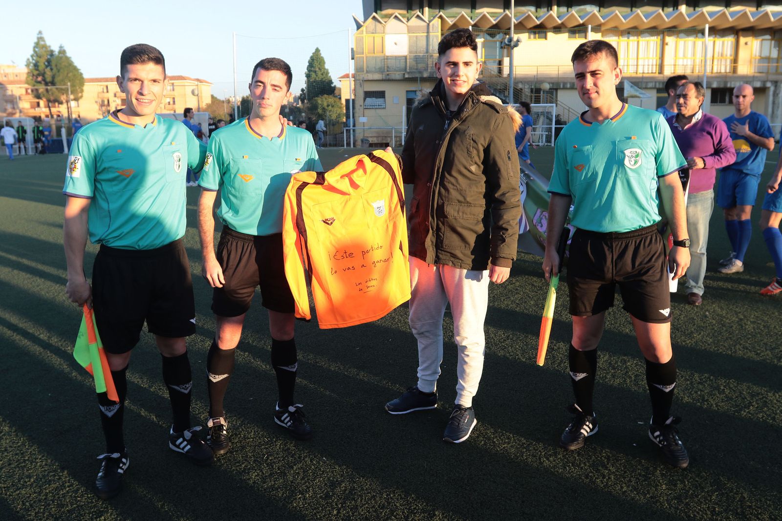 Los árbitros del torneo que se celebró el pasado viernes tuvieron un bonito detalle con Ismael López.