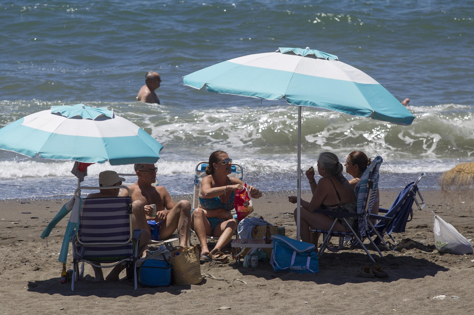 Lleno absoluto este domingo en las playas malagueñas, en fotos
