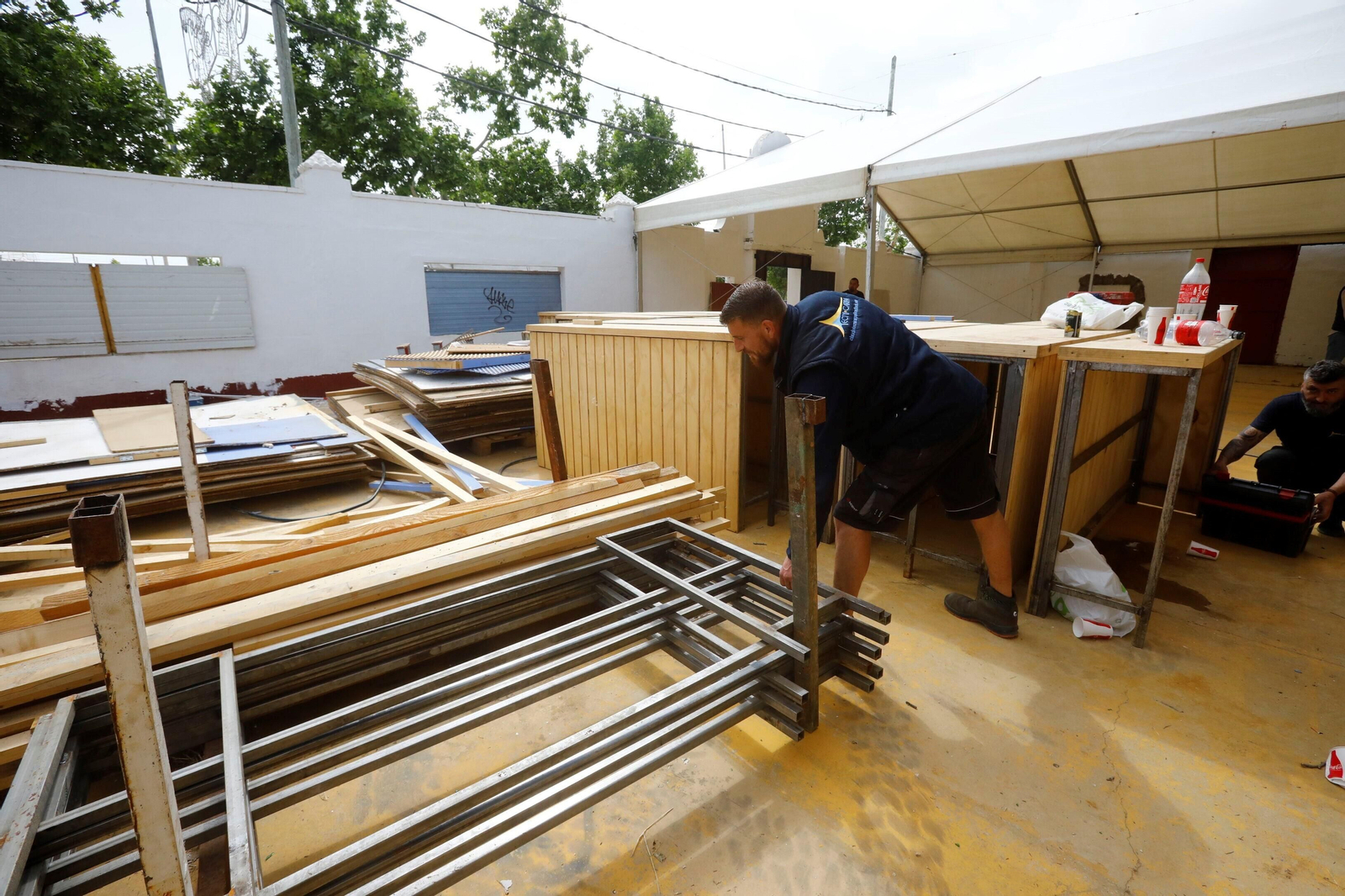 El inicio del montaje de la Feria de Córdoba en El Arenal, en imágenes