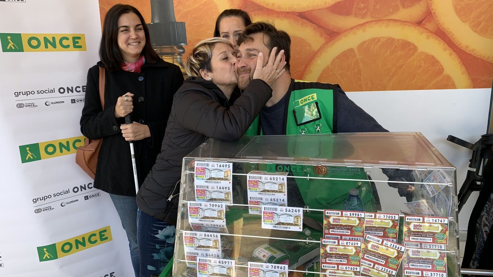 Una de las agraciadas besa a Francisco durante esta mañana.