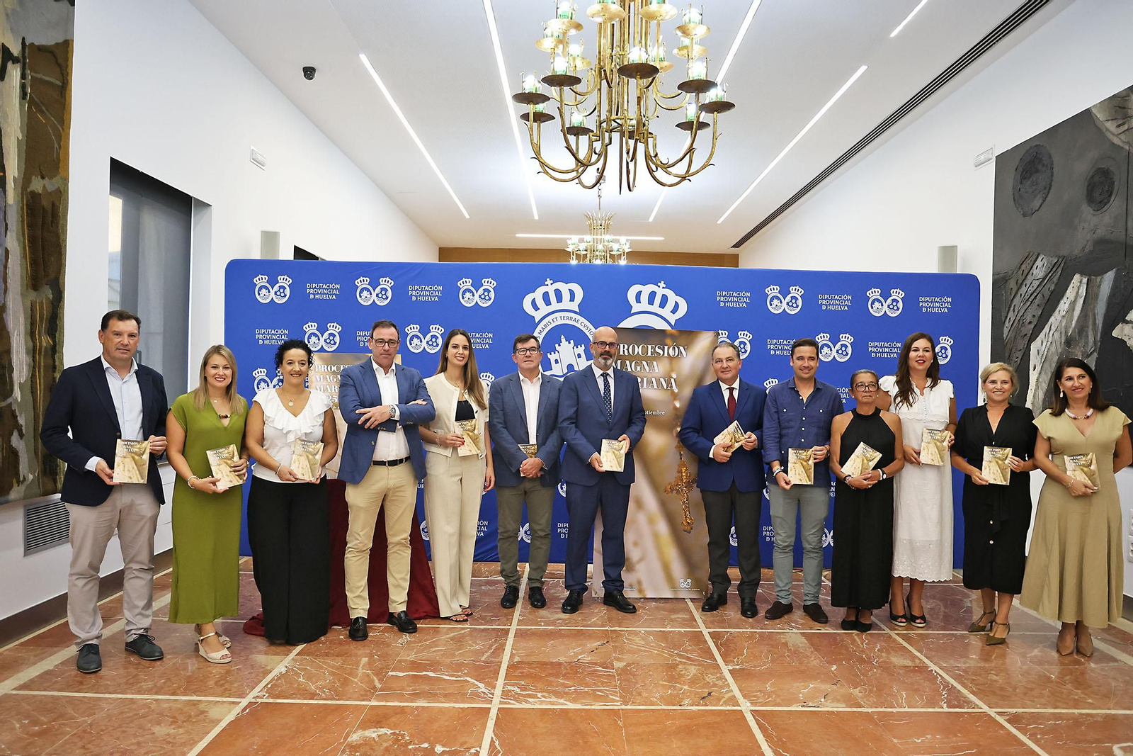 Imágenes de presentación de la guía de la Procesión Magna Mariana 2025 de Huelva Información