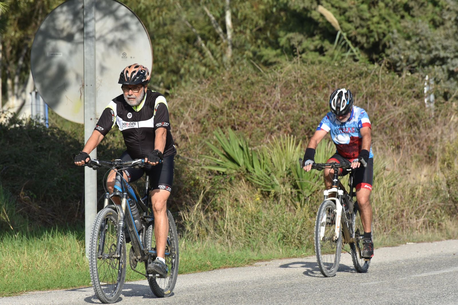Dos personas circulan en bicicleta por el término municipal de Los Barrios.