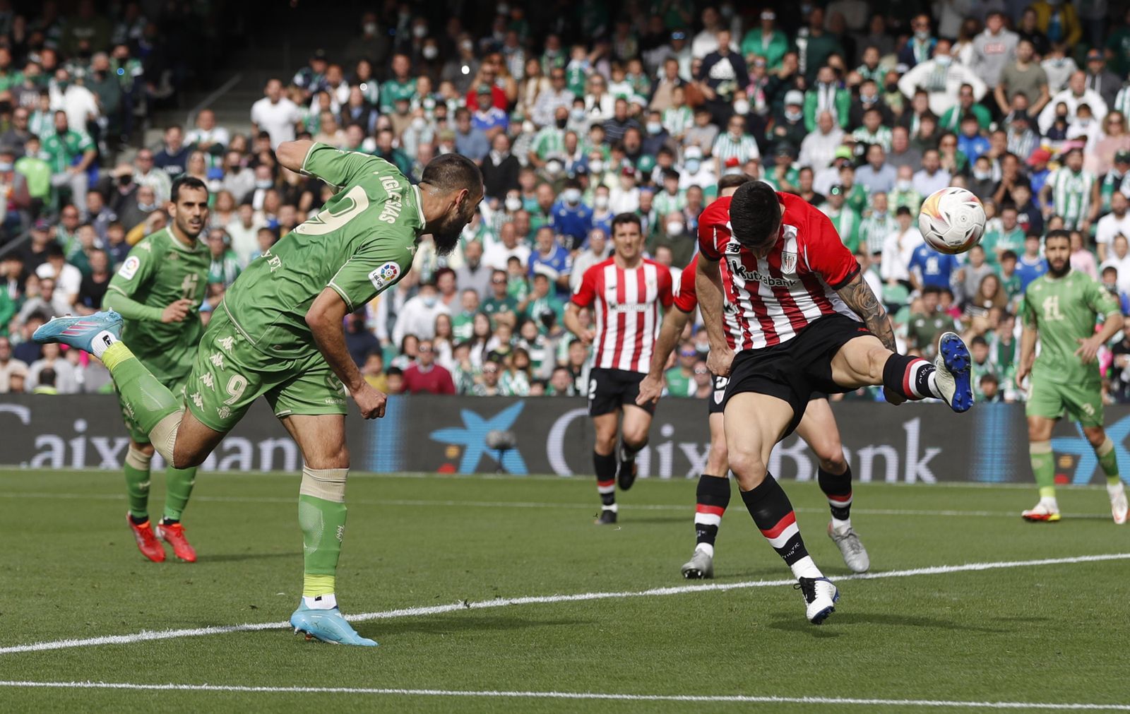 Borja Iglesias remata de cabeza para anotar el gol del Betis.