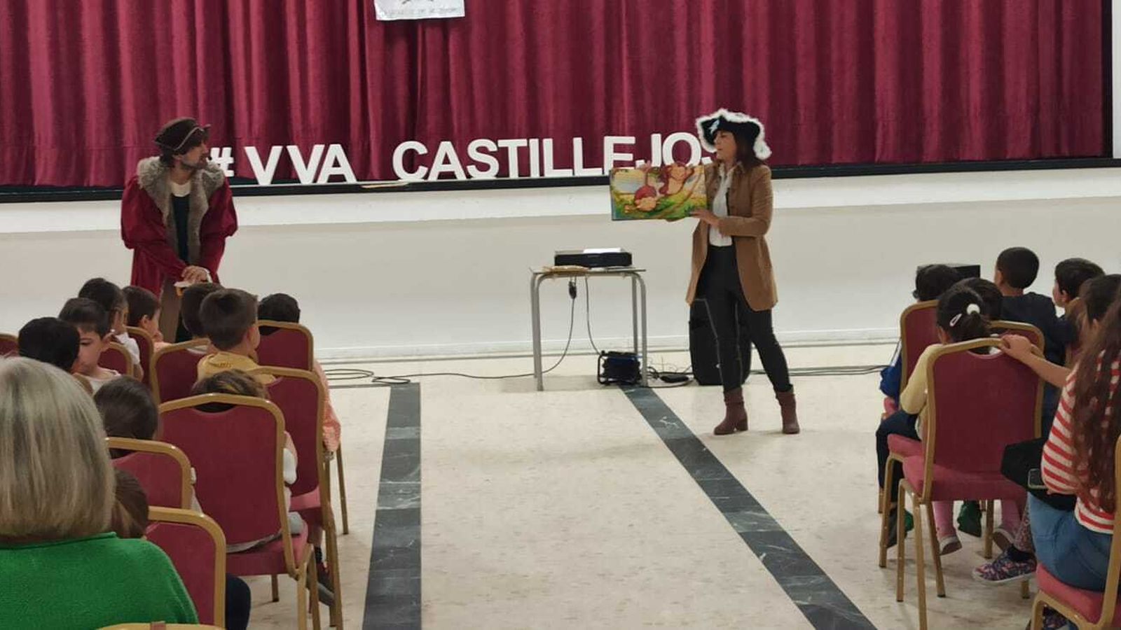 Finalizando la sesión con un cuentacuentos en Villanueva de los Castillejos