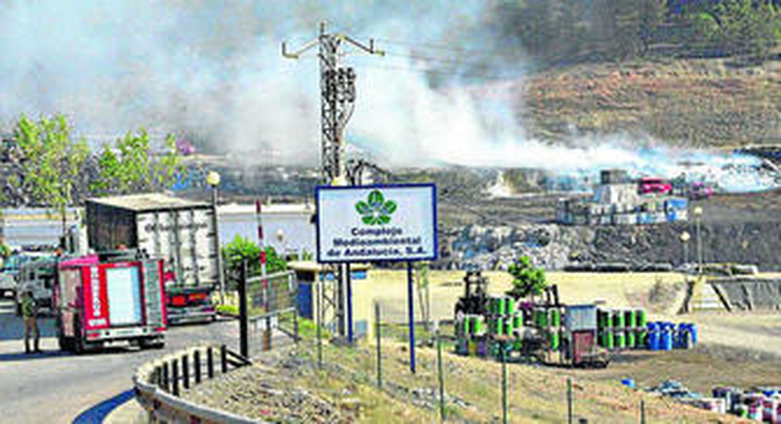 La entrada al vertedero de Nerva. En primer término a la izquierda, parte de la valla.