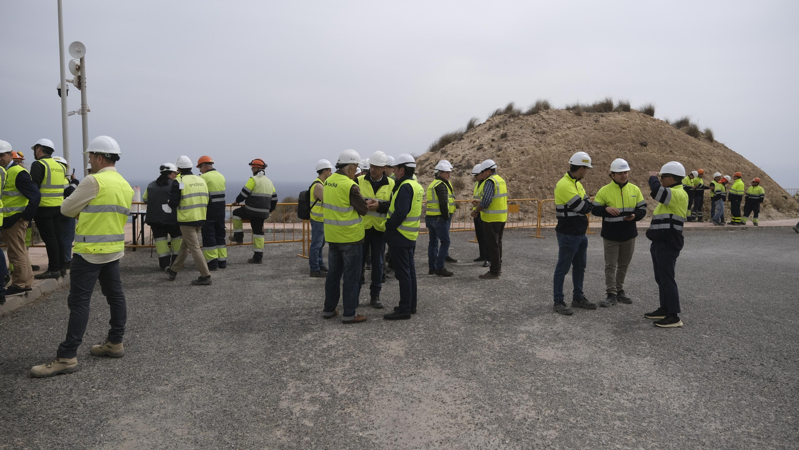 El derribo de la Torre Litoral de Endesa en Carboneras, en imágenes