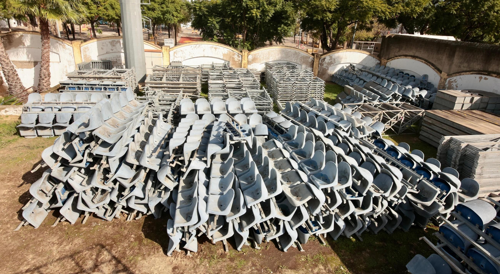 Instalada la grada supletoria en el campo Pedro Garrido de Jerez
