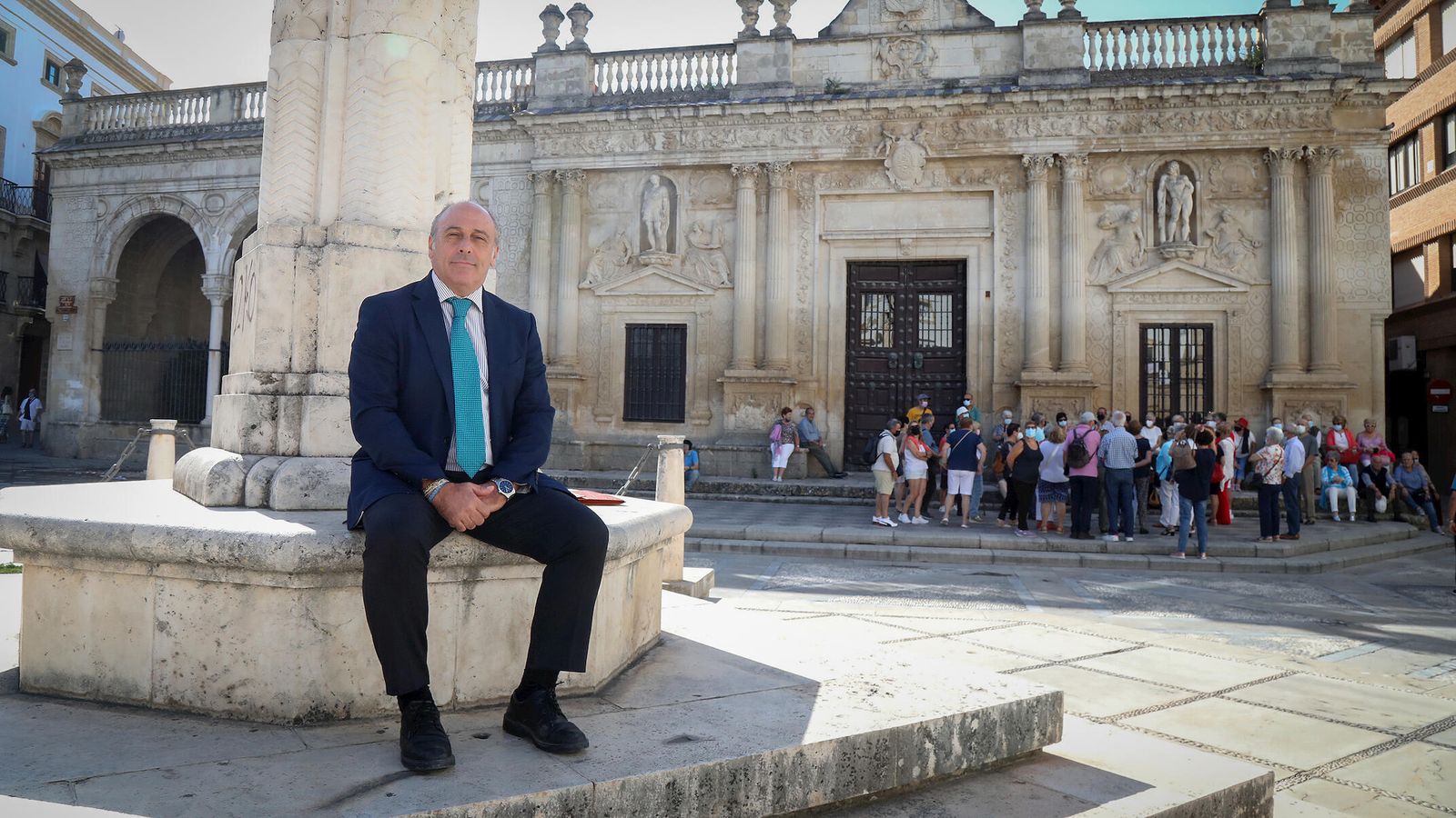 El entrevistado sentado en la base del monumento a la Asunción de María.