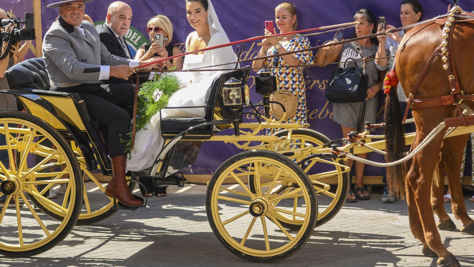 Bárbara Mirjan con su padre y padrino, Javier Mirjan, a la llegada al templo en coche de caballos
