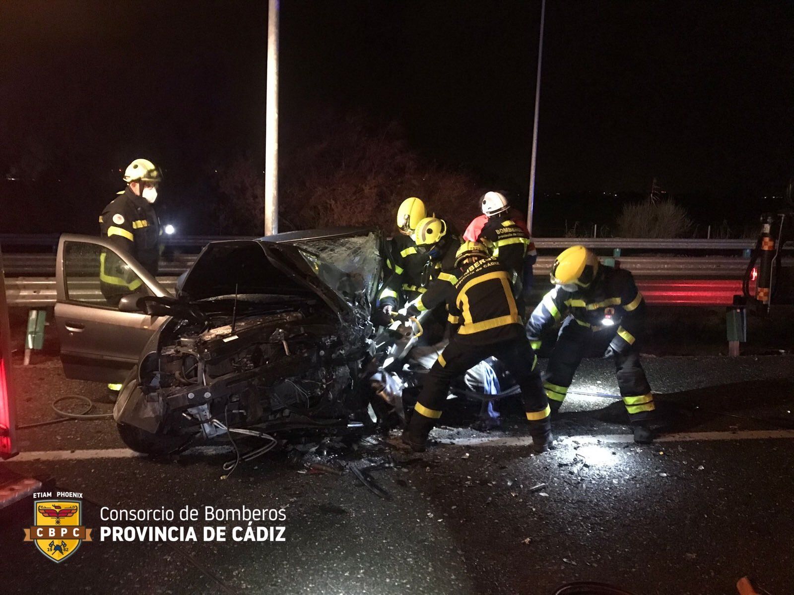 Los bomberos, con uno de los coches siniestrados anoche.
