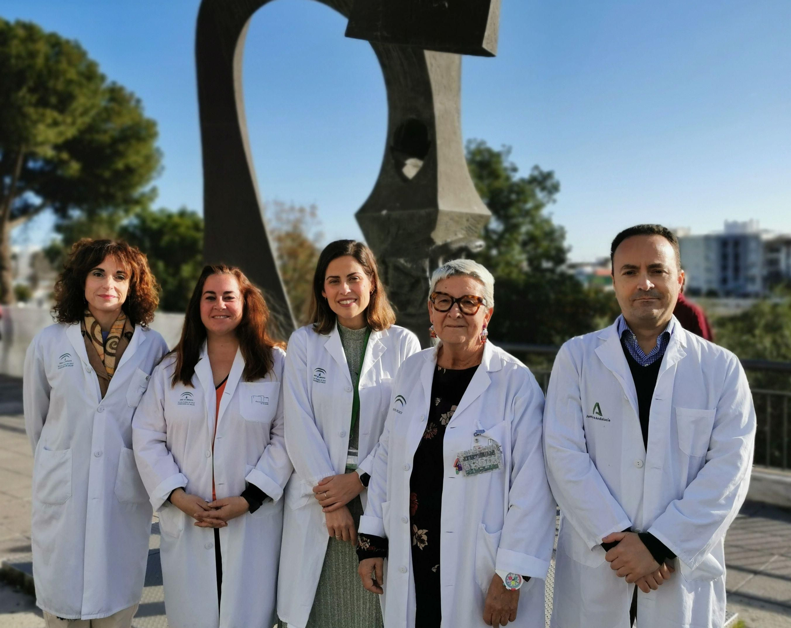 Los responsables de las Comisiones de Docencia junto a la directora gerente del Área de Gestión Sanitaria Sur de Sevilla, Rocío del Castillo.