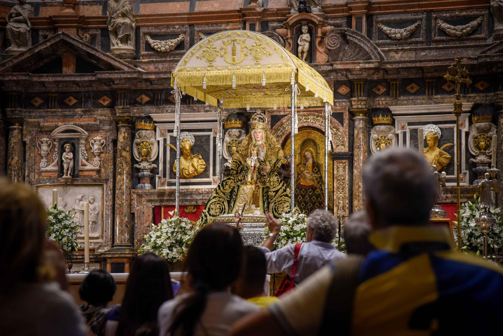 La Virgen de los Reyes, ya dispuesta para la procesión