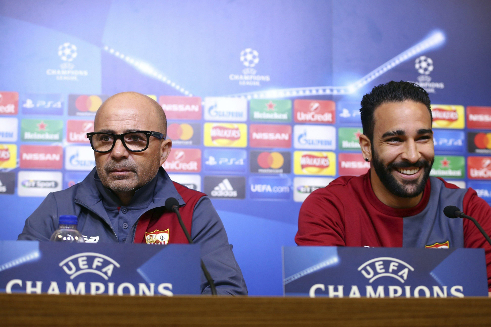 Rami (d), con Sampaoli en la sala de prensa del King Power Stadium.