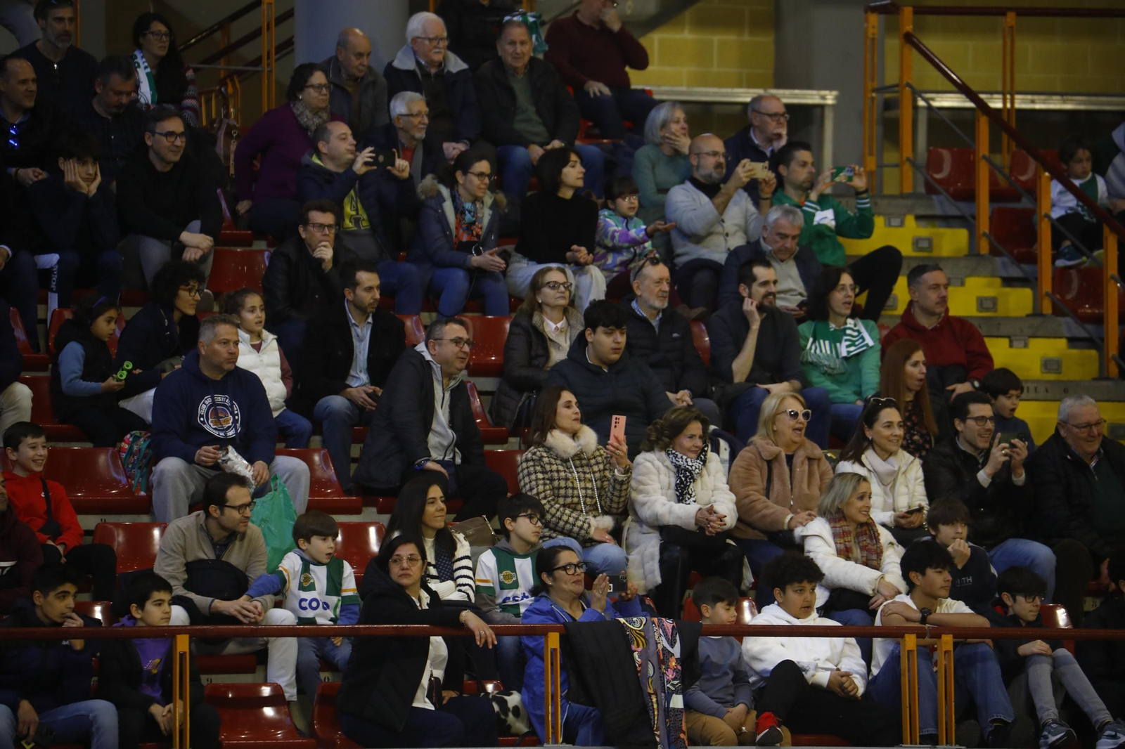 Las mejores fotos del ambiente en Vista Alegre para el Coto Córdoba - UDEA Algeciras