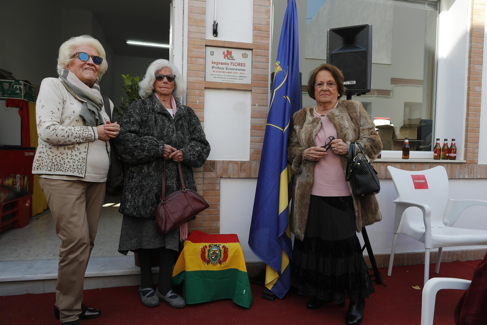 Elvira Flores, única superviviente del viaje, entre Pilar y Enriqueta, viudas de Pepe y Luis Flores, respectivamente.