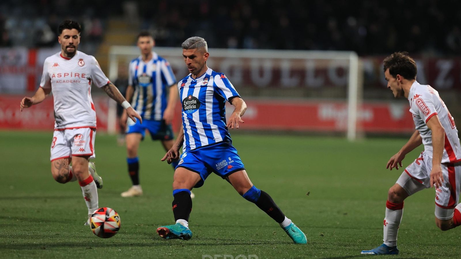Salva Sevilla da un pase durante la visita de los gallegos a la Cultural Leonesa.