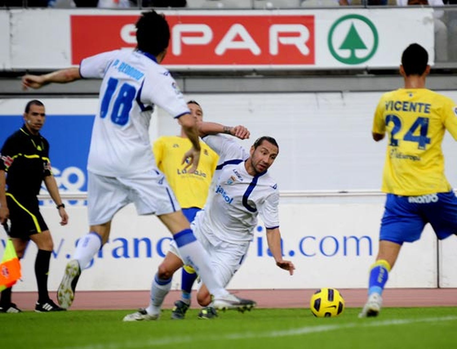 El Xerez da un golpe sobre la mesa y se impune al equipo local con merecimiento alcanzando así la zona de 'play-off' de ascenso. Los de Javi López fueron muy superiores durante todo el encuentro

Foto: LOF
