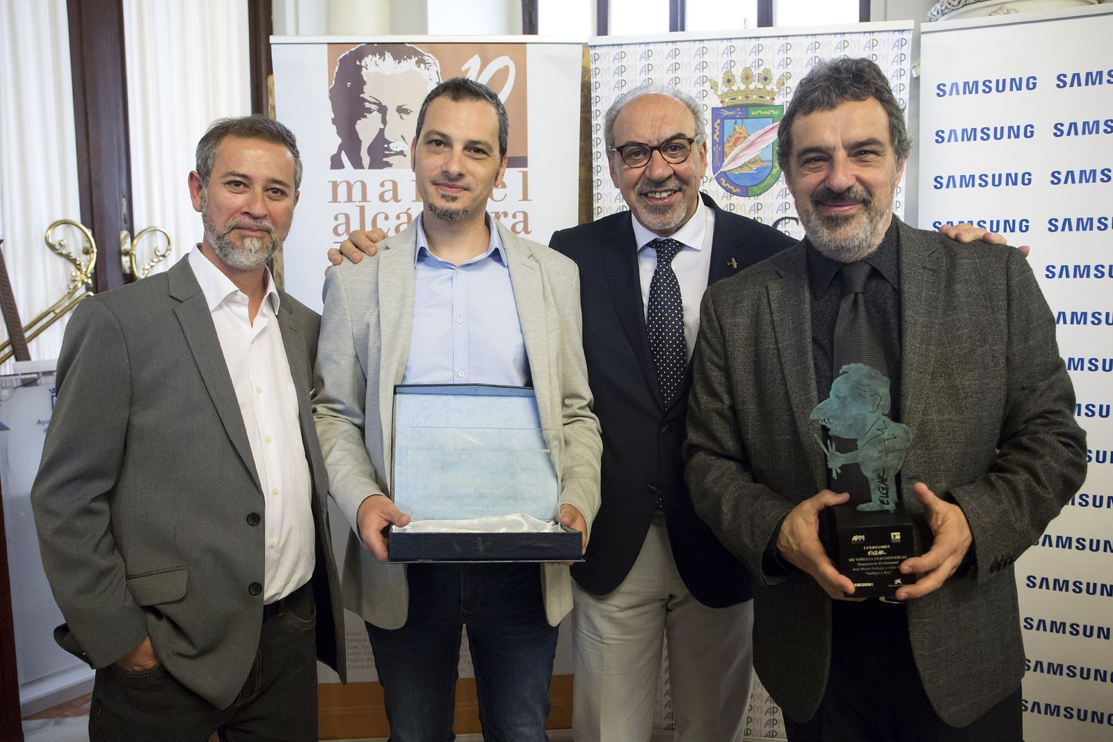 Manuel Luis Gallardo Muñoz -Miki- y José Francisco Duarte Heredia -Duarte- recogiendo el premio.