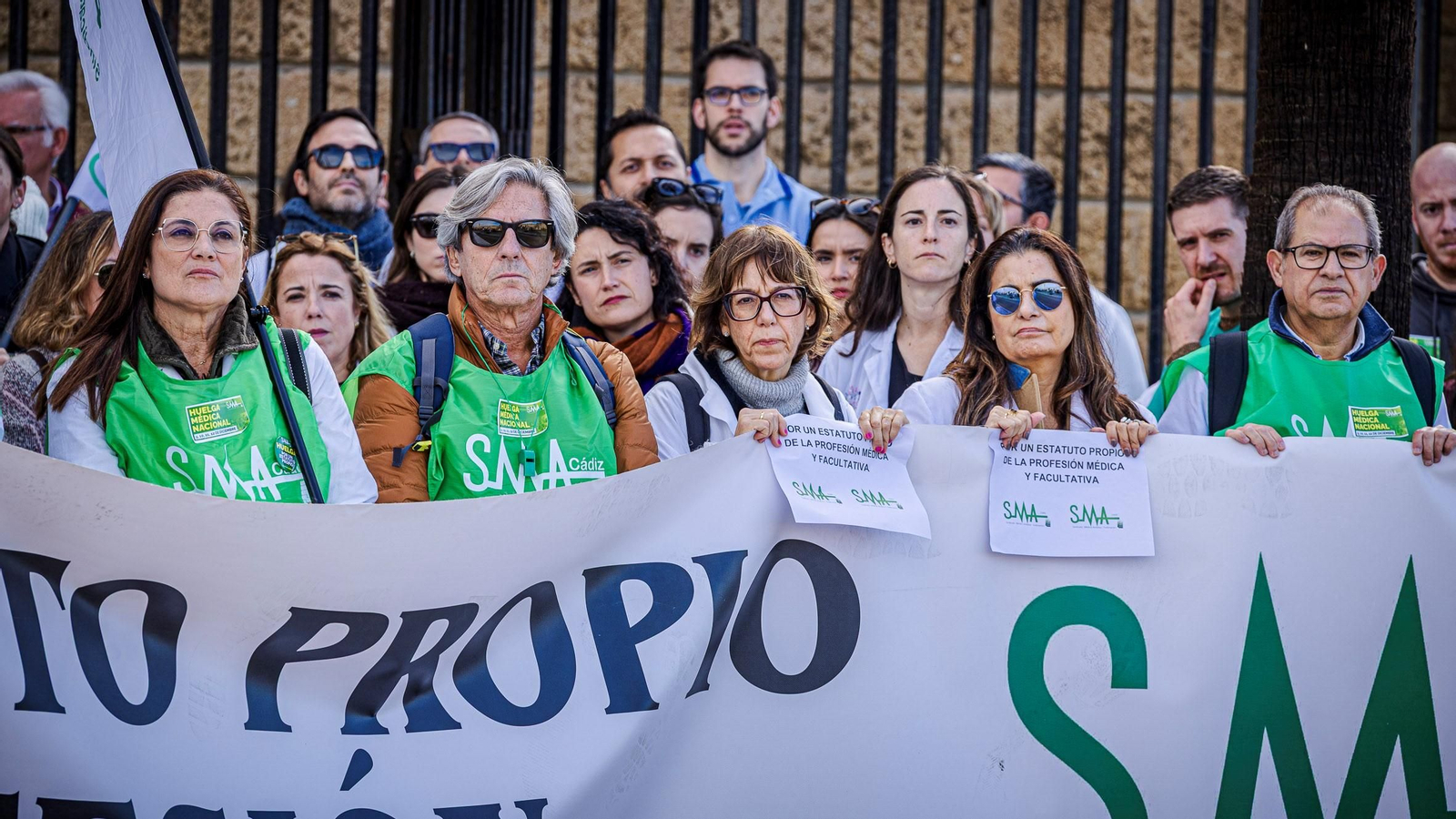 Manifestación de los médicos de la provincia en Cádiz, este jueves, contra el borrador del Estatuto Marco.