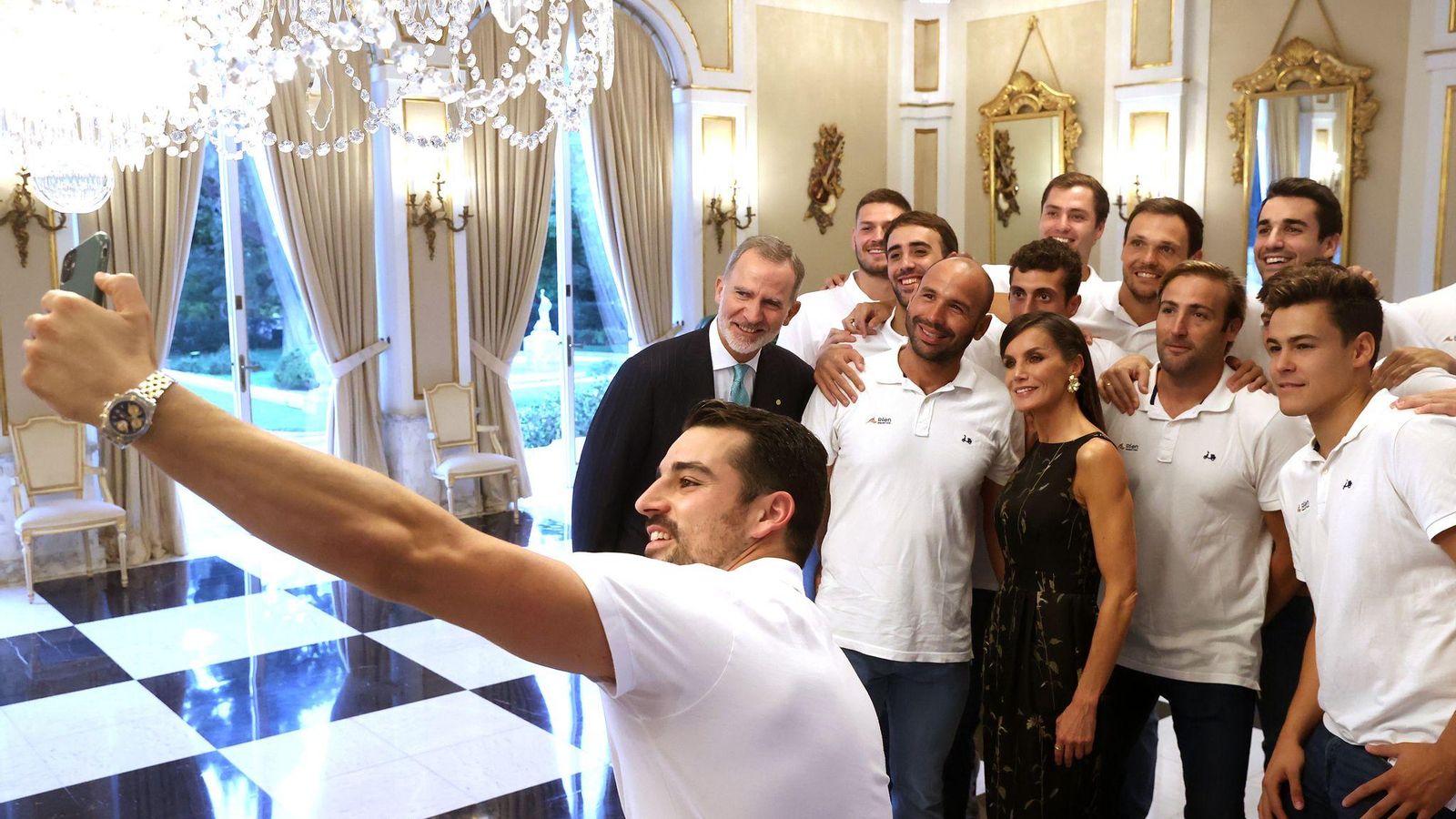 Alberto Barroso junto a los Reyes de España y sus compañeros de equipo de la Selección Española
