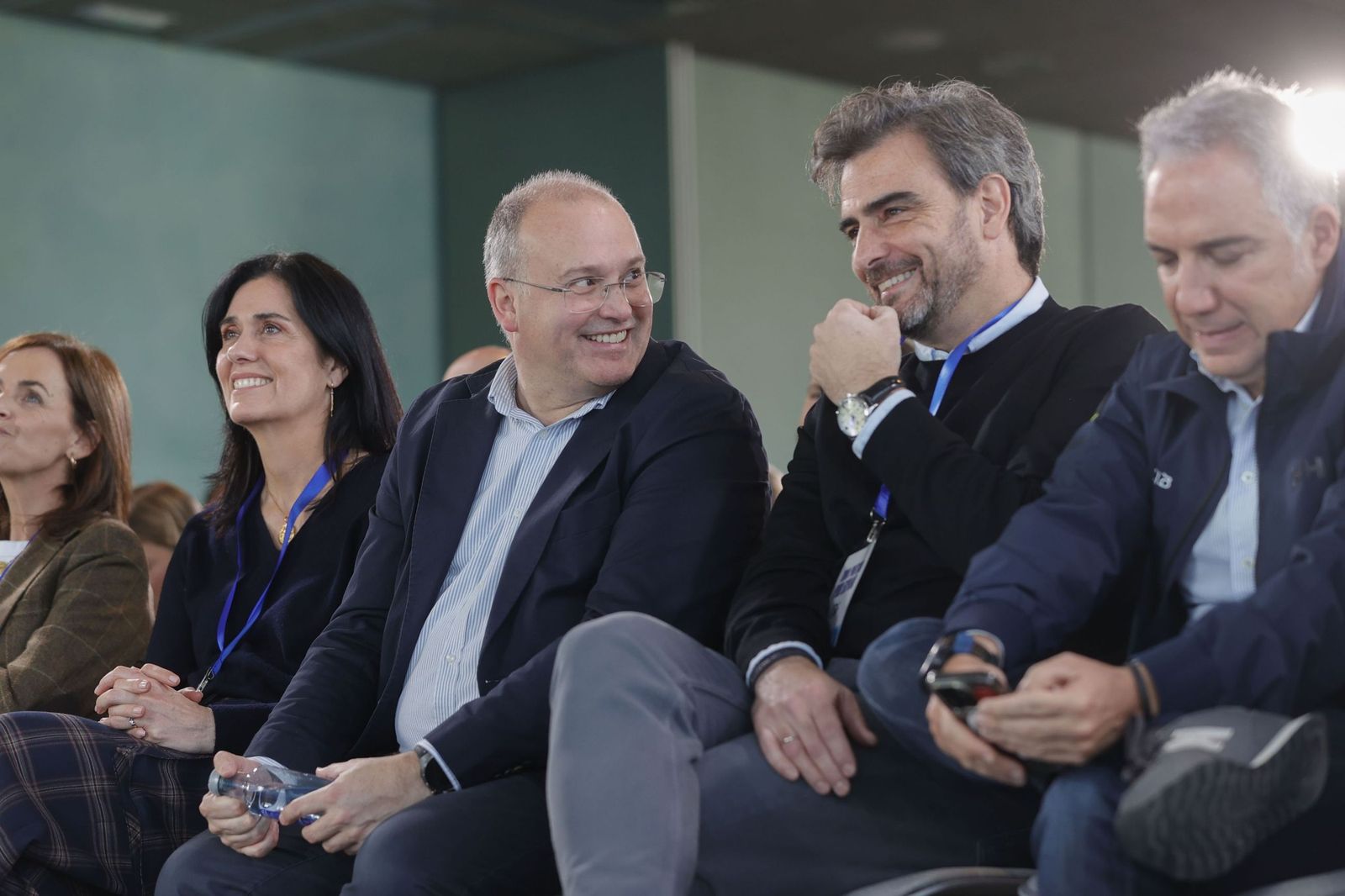 Miguel Tellado, secretario general del PP, en el centro de la imagen.