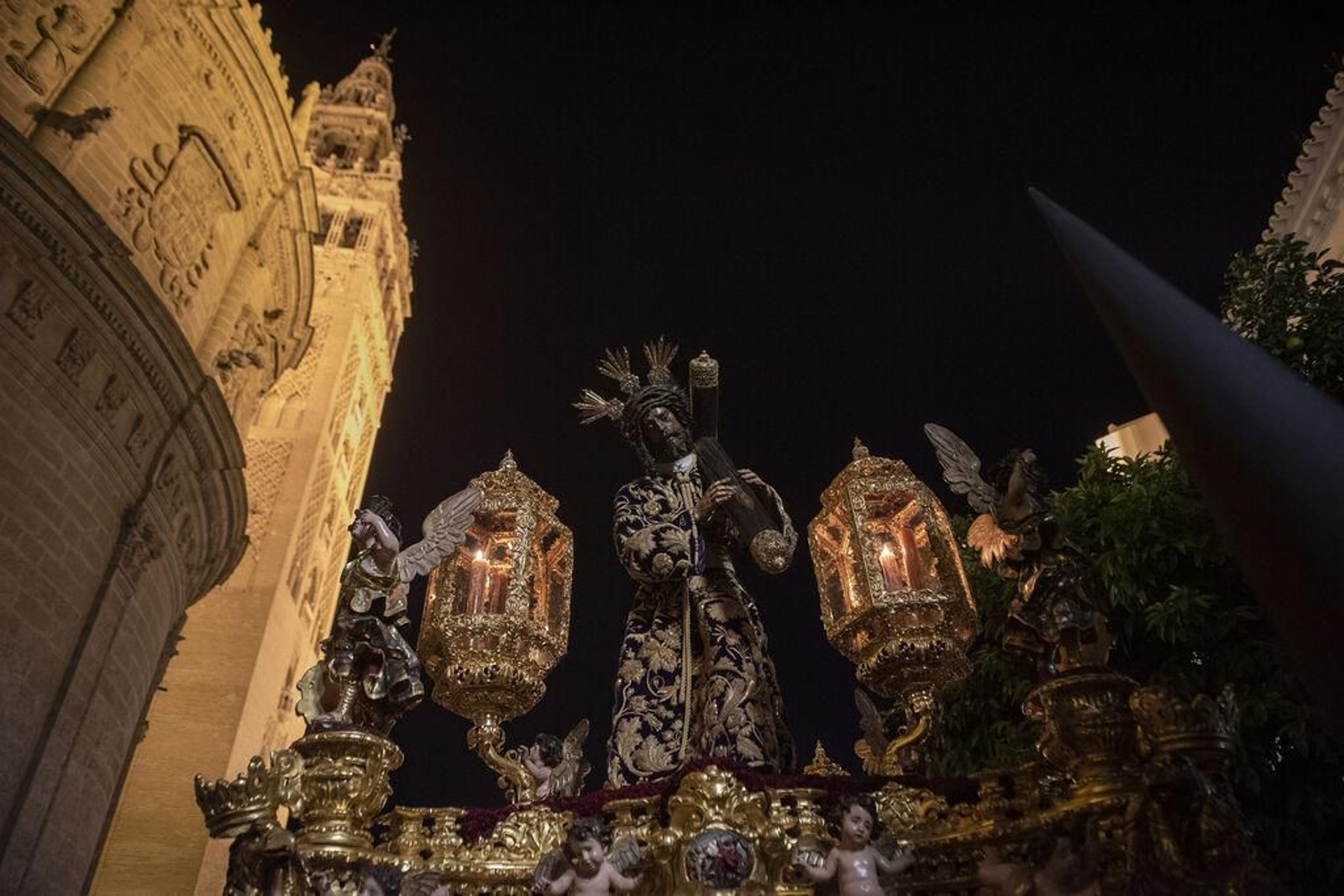 El Gran Poder a los pies de la Catedral