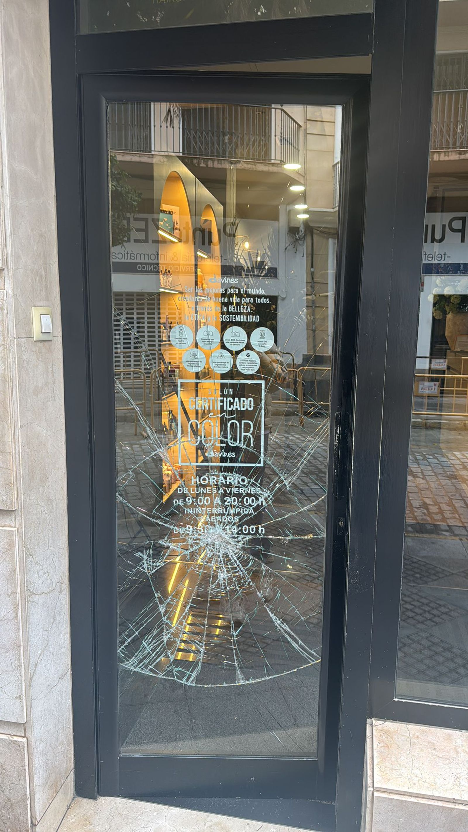 Puerta del local de Moisés Giraldo.