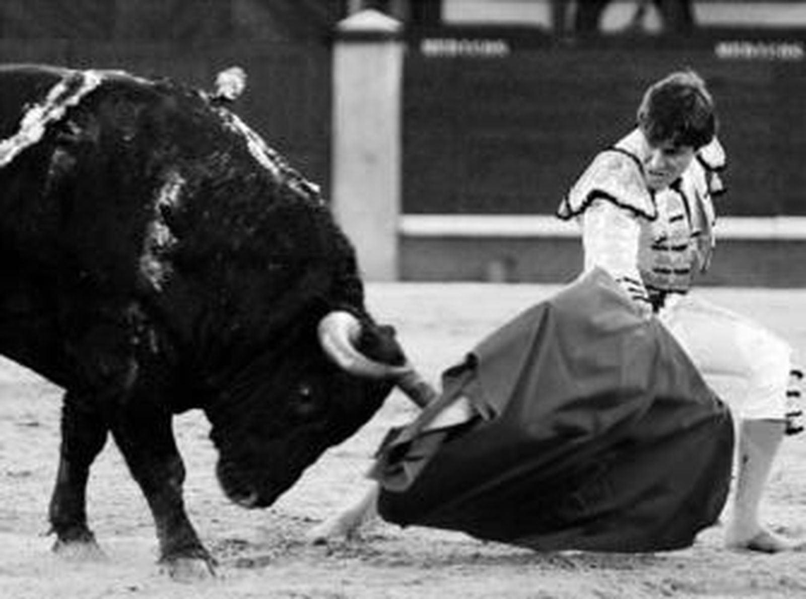 El sevillano Antonio Barrera en un muletazo por bajo al toro que cerró plaza.