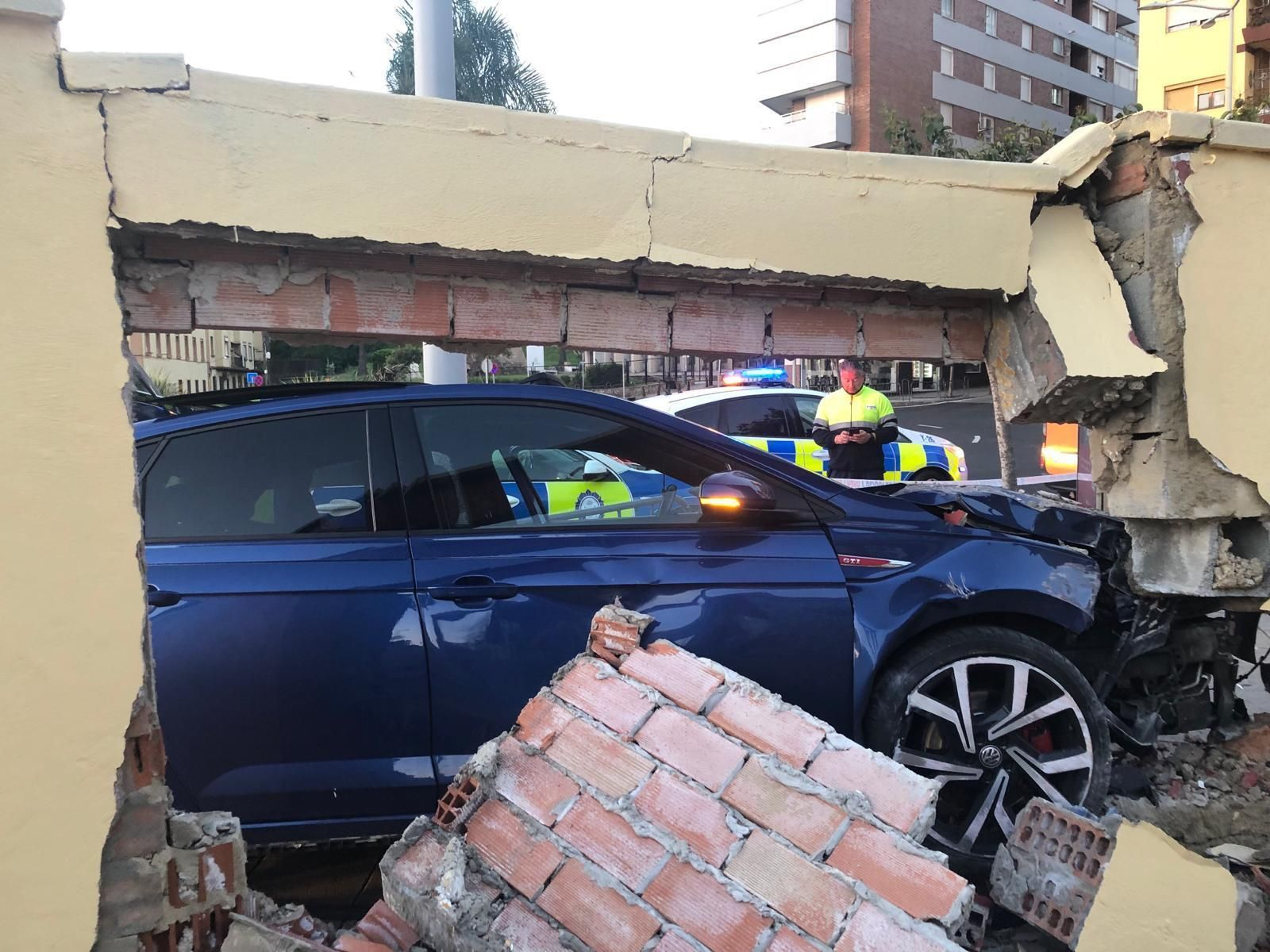 Así queda el coche accidentado en Algeciras tras chocar contra una casa del paseo marítimo