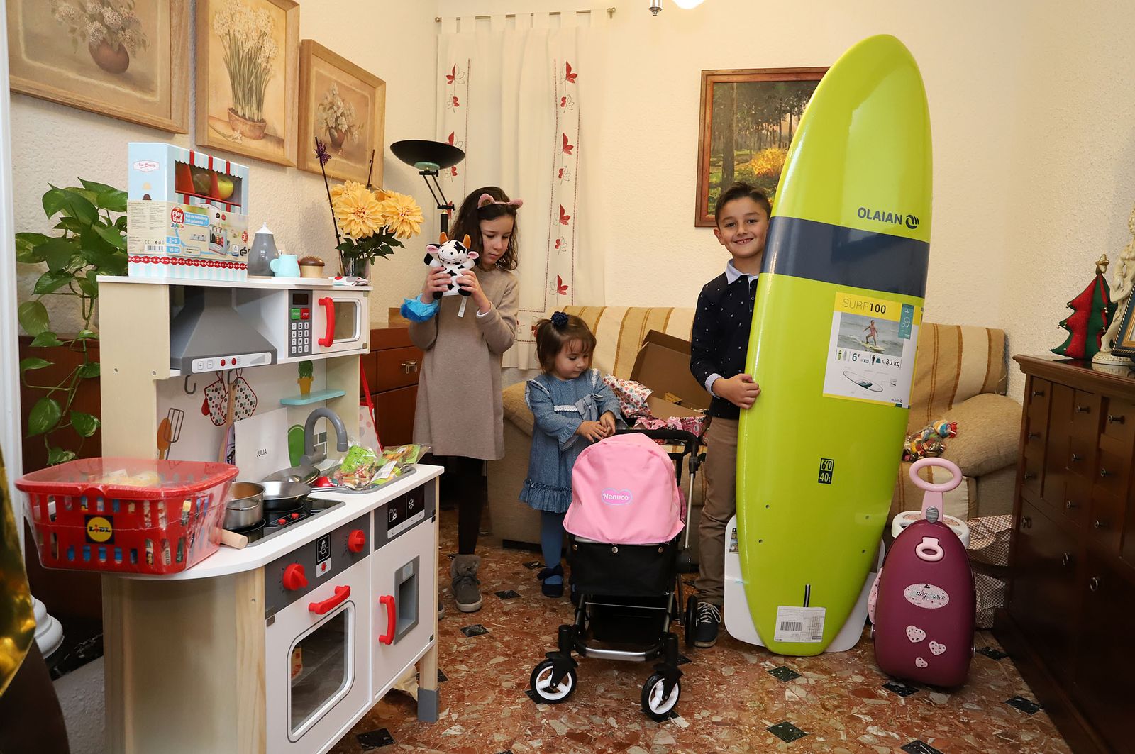 Imágenes de los niños recibiendo sus regalos de Reyes