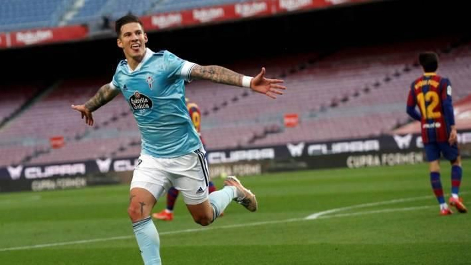 Santi Mina celebra un gol en el Camp Nou.
