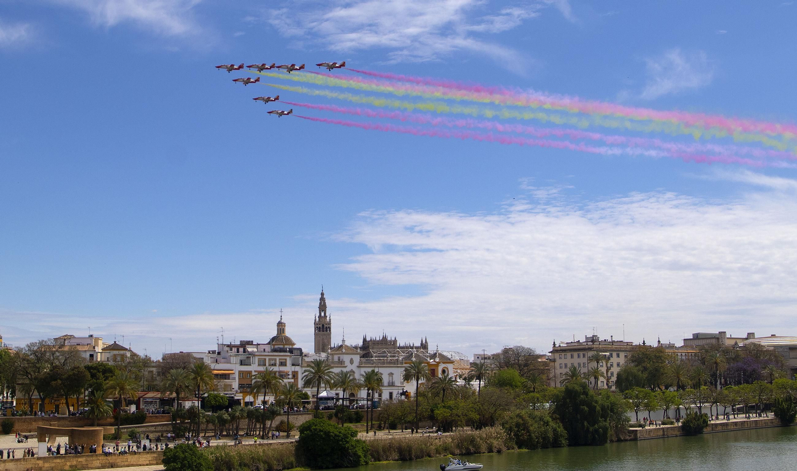 Espectaculares fotos de las acrobacias de la Patrulla Águila: cuatro décadas surcando los cielos