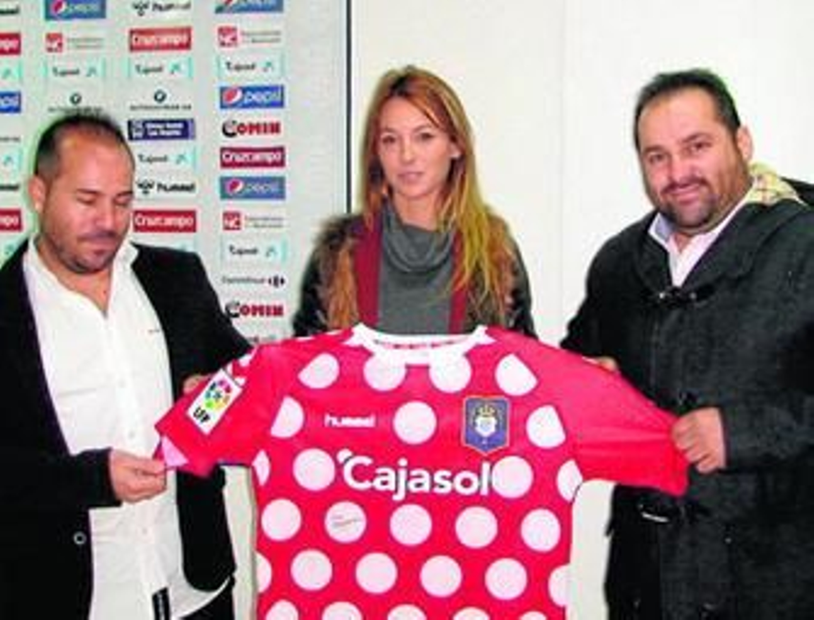 Ana Laura del Pino, responsable de marketing, flanqueada por los componentes de Manguara.