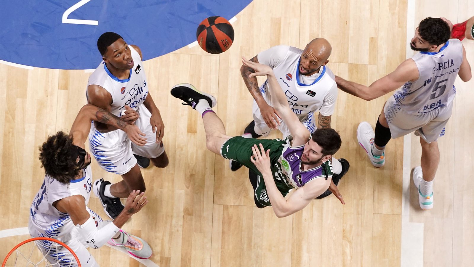 Darío Brizuela lanza en un partido.