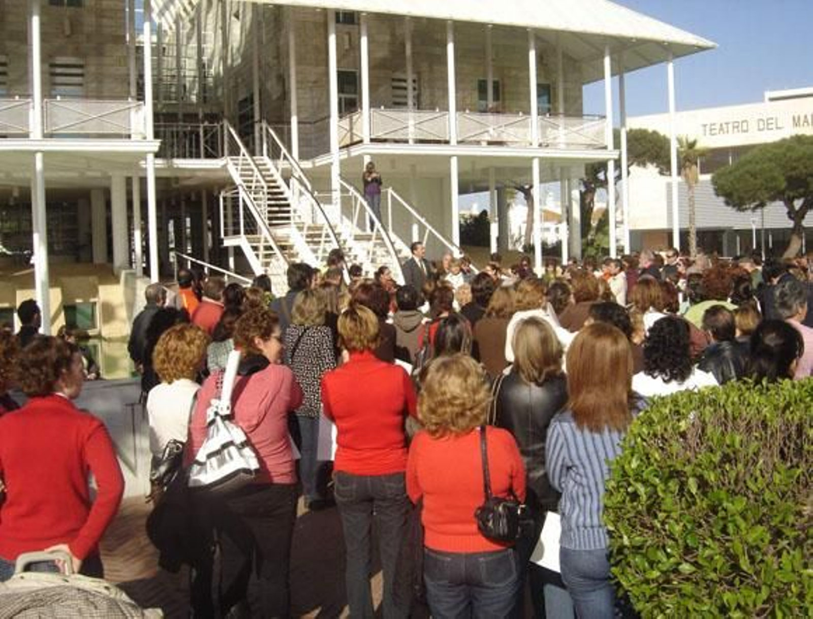 Unas 400 personas se concentran en el Ayuntamiento de Huelva para que "aparezca Mari Luz"