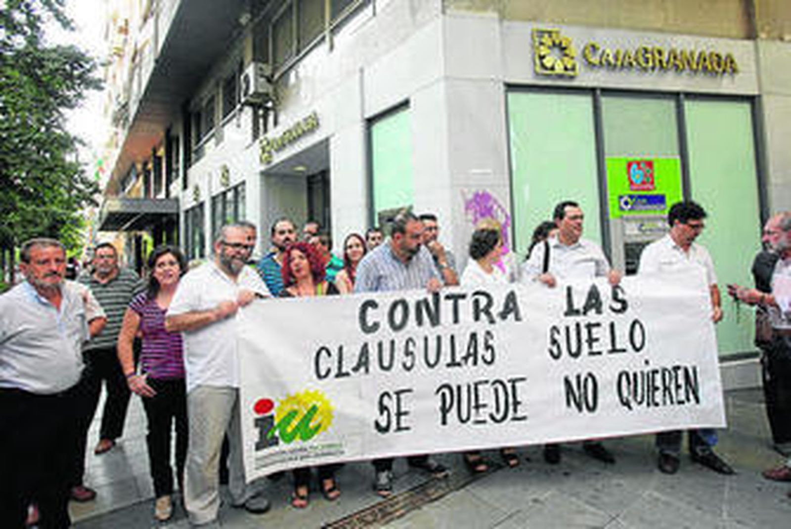 IU protesta a las puertas de la entidad bancaria.