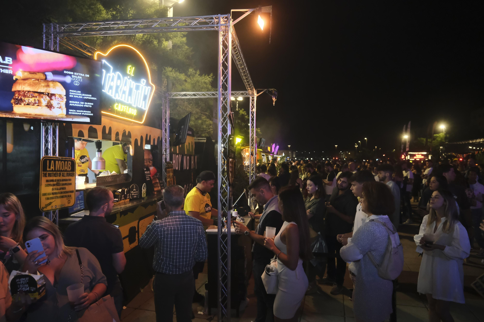 Neón y brasas en El Vial: el lleno absoluto de The Champions Burger en Córdoba Neón y brasas en El Vial: el lleno absoluto de The Champions Burger en Córdoba