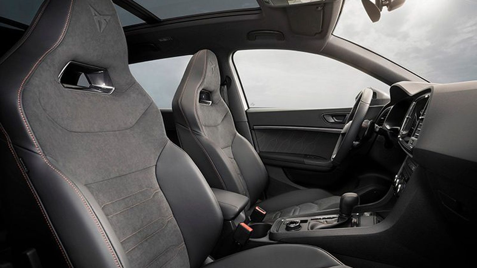 Los asientos delanteros son siempre de tipo bacquet en este SUV deportivo.