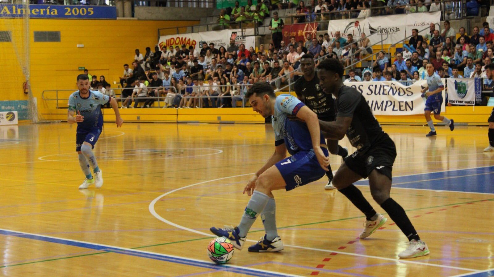 El celeste Juanan protege el balón ante la presión de un rival.