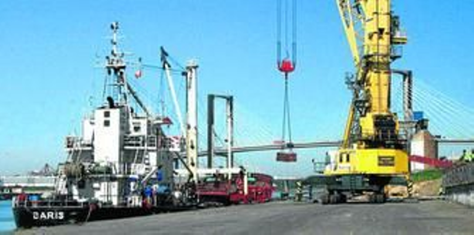 El barco 'MV Baris' cargó 2.000 toneladas de cátodos de cobre en el Puerto de Sevilla.