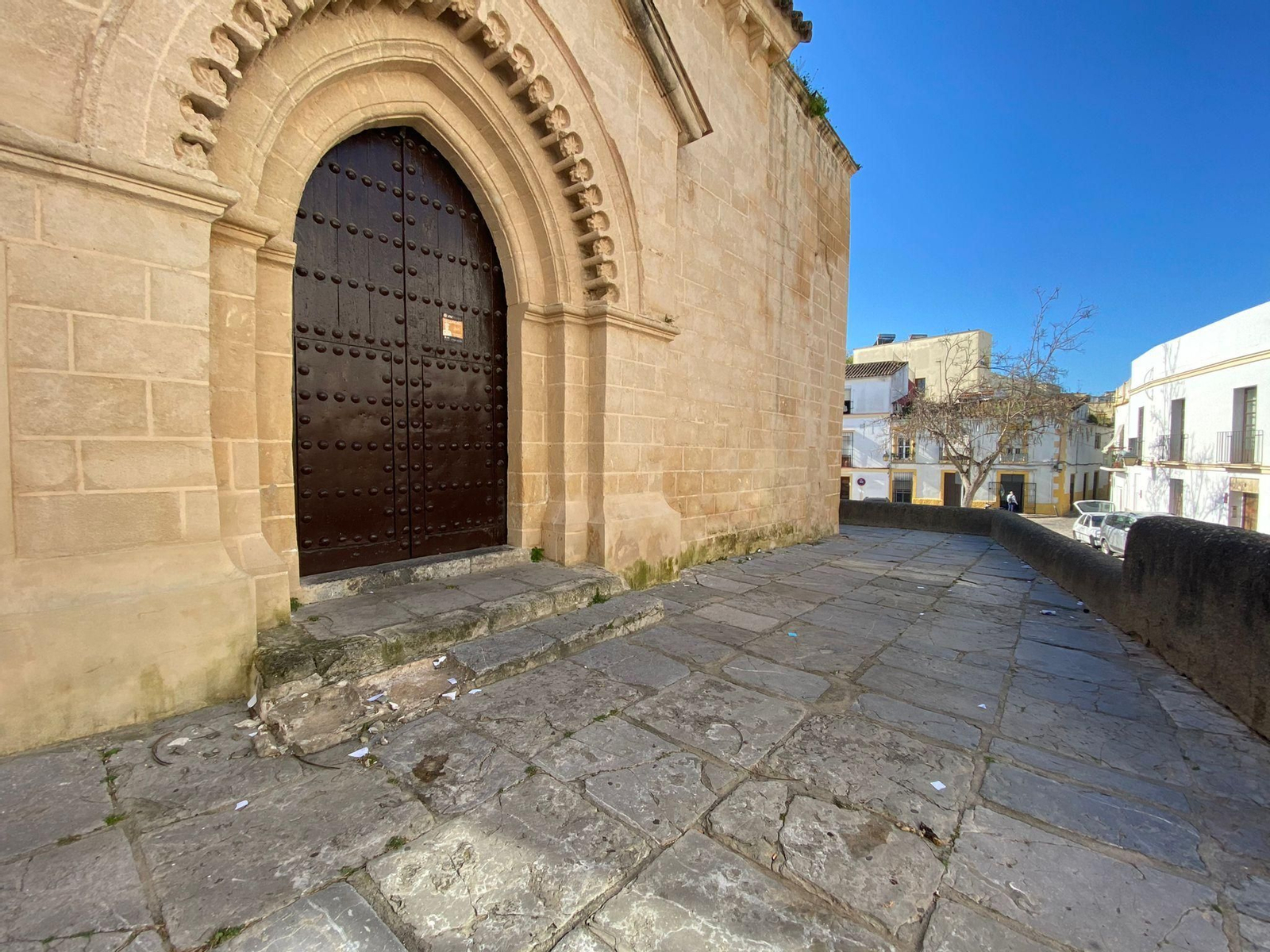 La Puerta de San Cristóbal de la iglesia de San Lucas sin las piezas sustraídas de la escalinata.