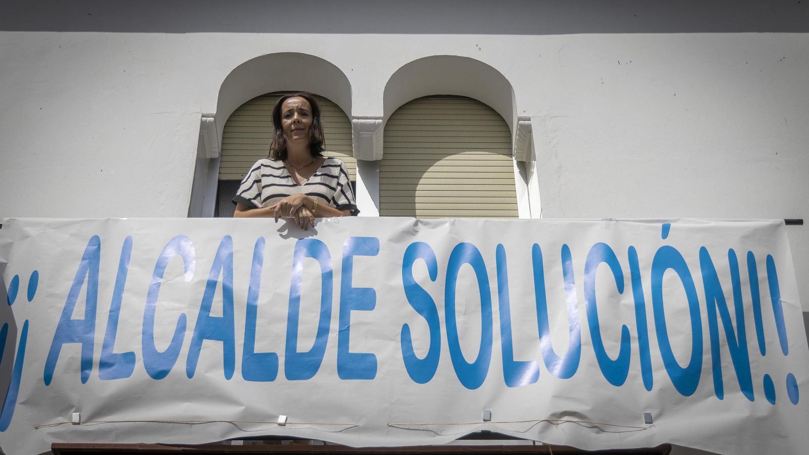 Cristina, asomada al balcón de la casa de sus padres.