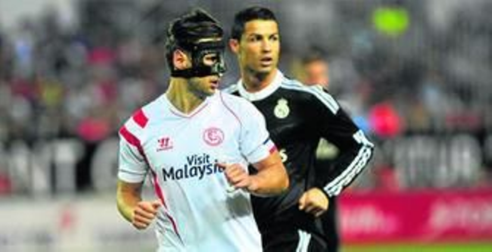 Los dos protagonistas de la noche, Krychowiak, que salió tras el descanso con una máscara, y Cristiano Ronaldo.