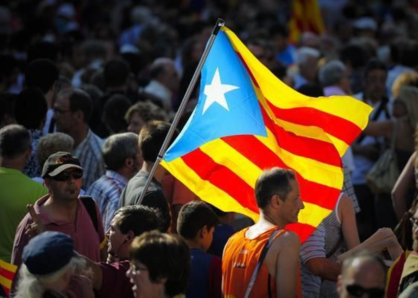 Más de un millón de personas marchan por las calles de Barcelona para protestar contra la sentencia del 'Estatut'. / AFP