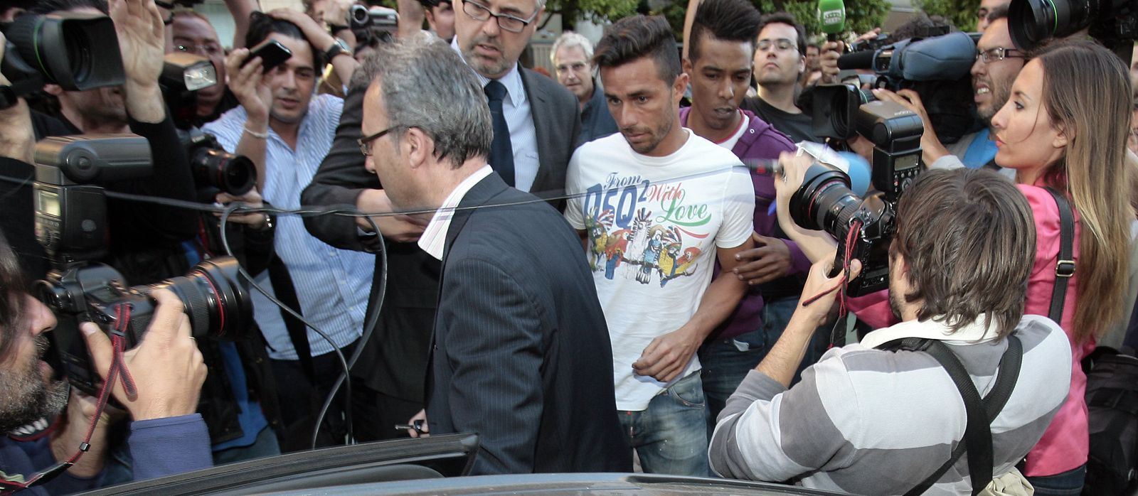 Rubén Castro (centro) sale de su primer juicio por maltrato