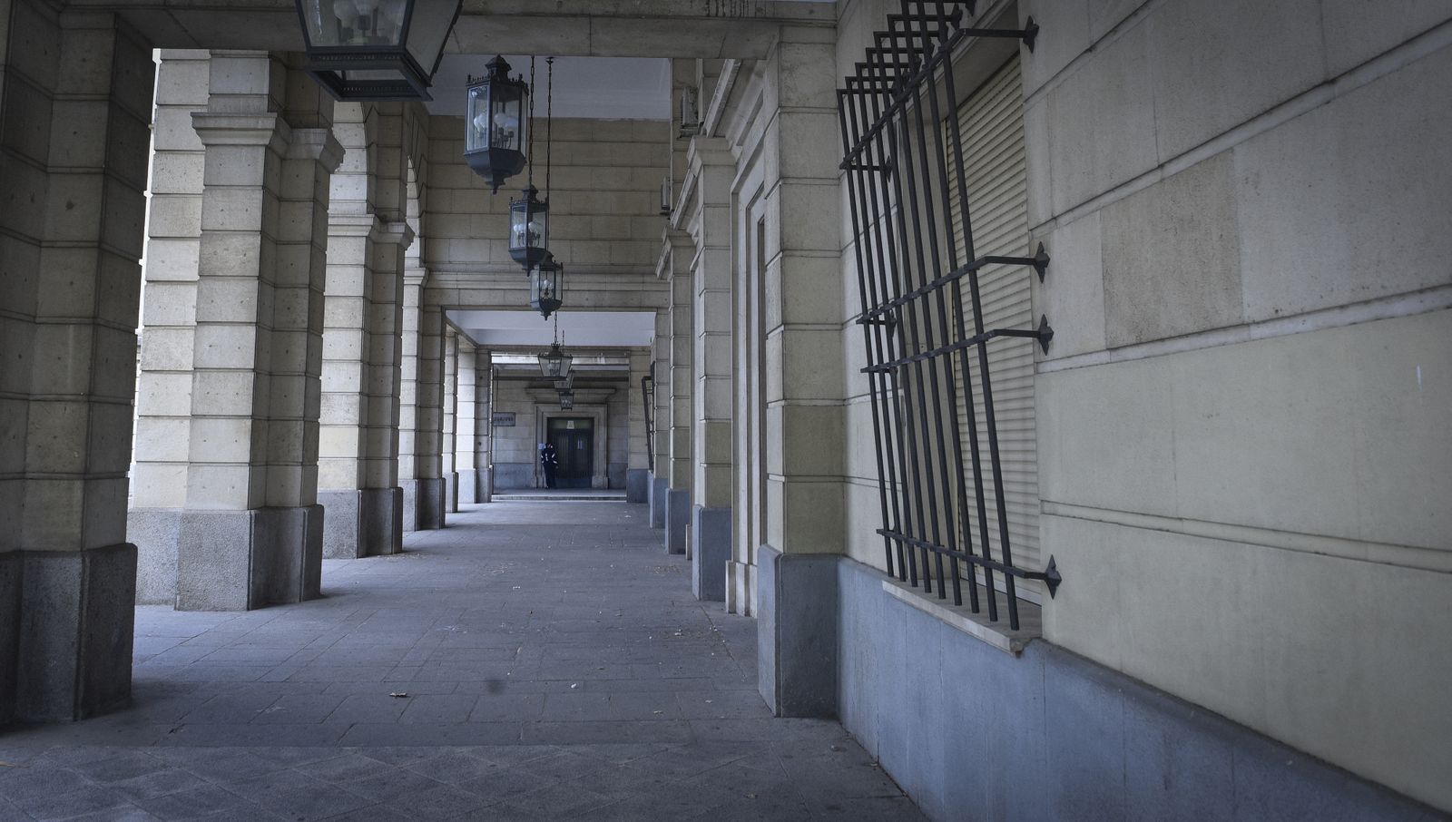 La resistencia en el juzgado de guardia: abogados, policía y guardia civil en el Prado de San Sebastián