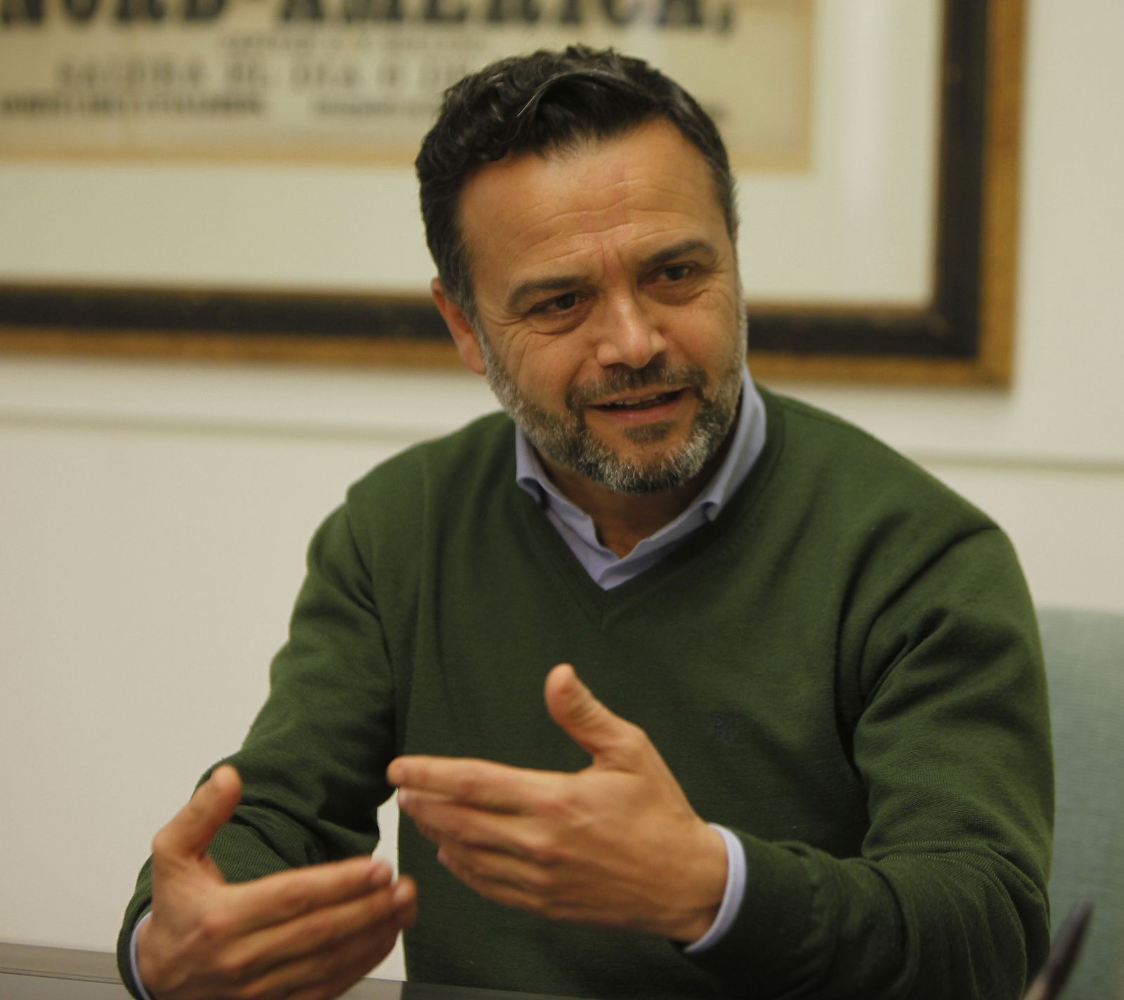 El alcalde de Las Cabezas de San Juan, Francisco José Toajas, durante la entrevista.