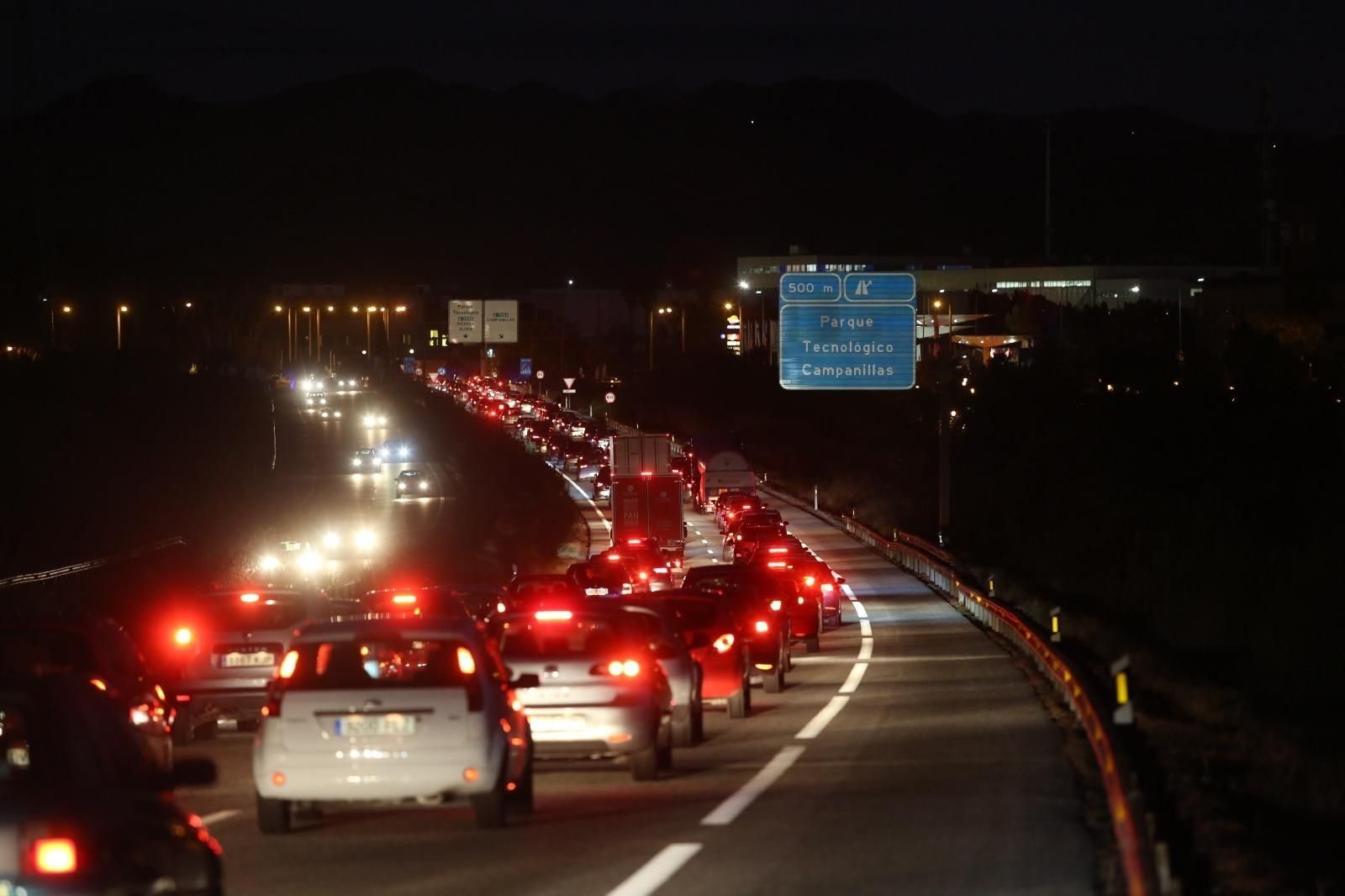 Vehículos este lunes por la autovía en dirección al PTA de Málaga.