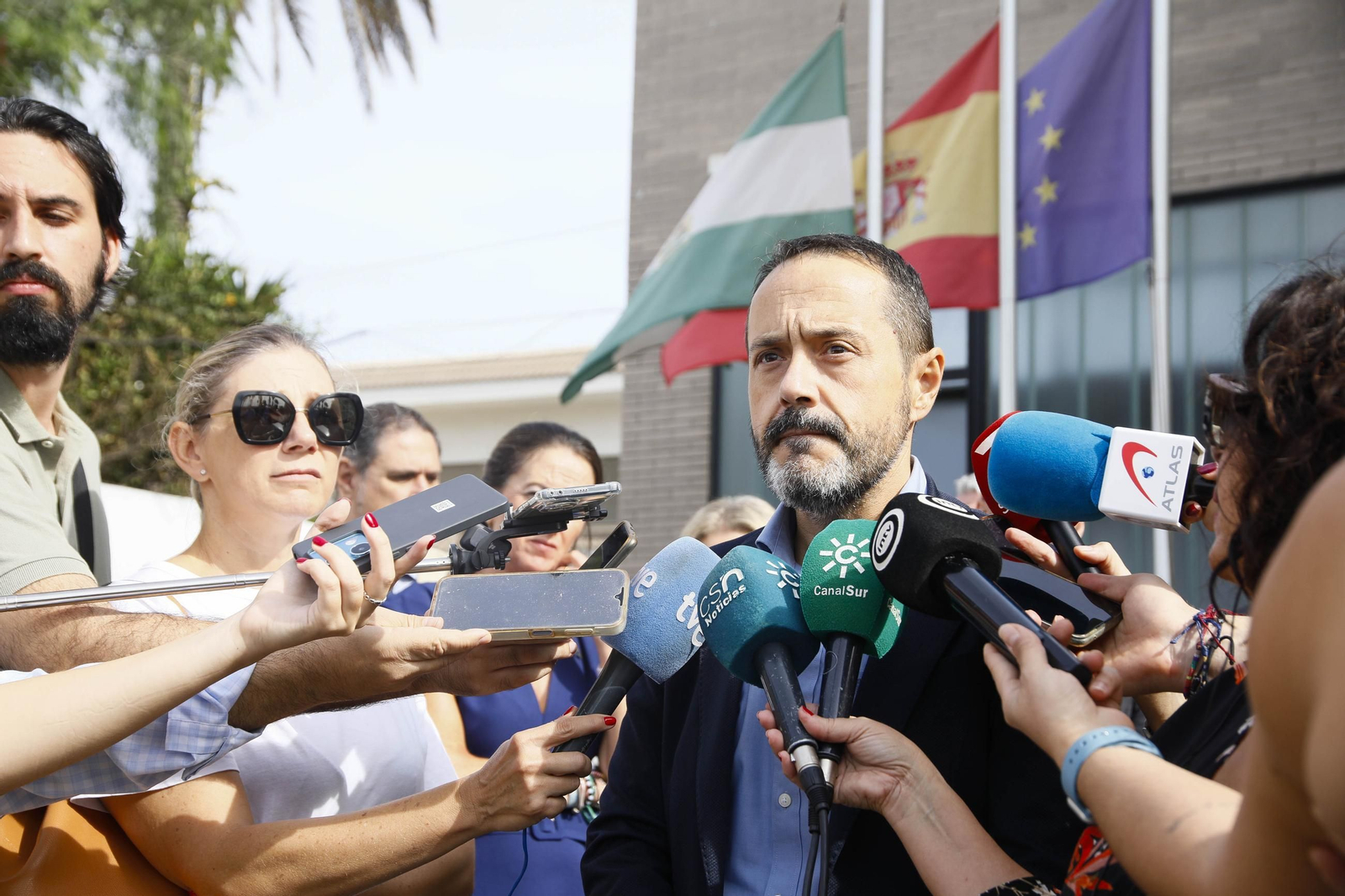 Las imágenes de la concentracion por el asesinato de Maria Nieves GP en la residencia del Zapillo en Almería