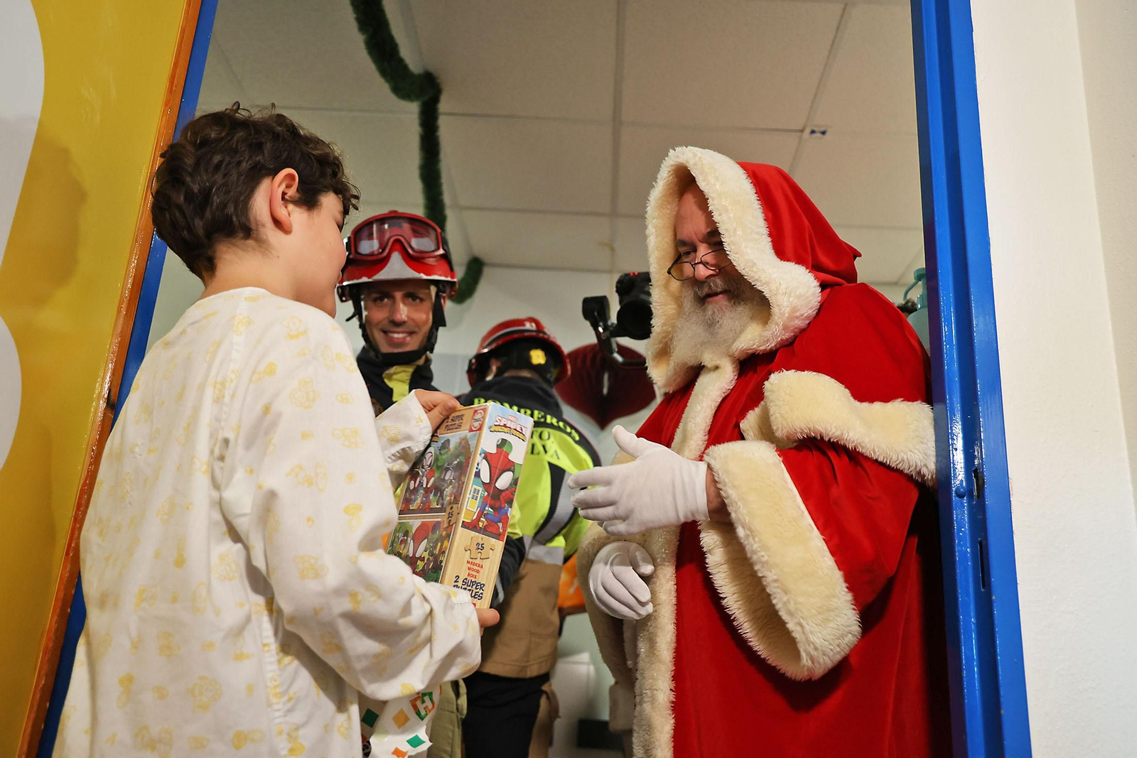 La mágica visita de Papá Noel a el Patio del Amor de Pediatría del Hospital Juan Ramón Jiménez